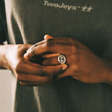 TWOJEYS ICON SIGNET RING SILVER